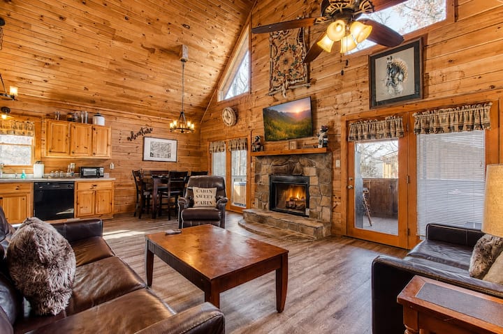 Peaceful 2br W/hot Tub*pool Table*fireplace*arcade - Gatlinburg, TN