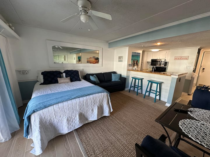 Orange Beach, Al Beach Side Get A Way. Unit 103 - Orange Beach, AL