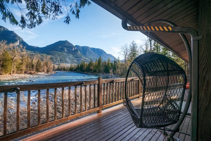 Sky Riverfront Lodge*hot Tub*mountain Views - Washington