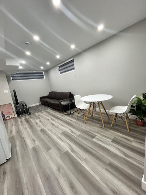 Popular Airbnb listing: Modern Private Suite | Close to U of M in Prairie Pointe