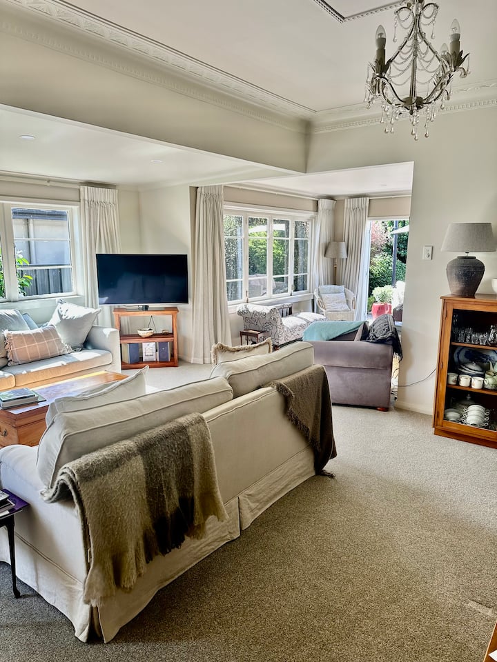 Charming House, Yours To Enjoy. - Hastings
