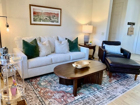 Popular Airbnb listing: King bed condo in Old Town La Quinta, sleeps 4 in Coachella Valley & Desert