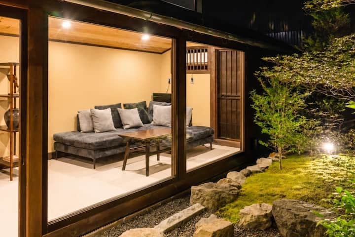 蔵風呂と中庭を楽しむ|一棟貸切の町家|阡 Sen 丹波篠山 - 丹波市