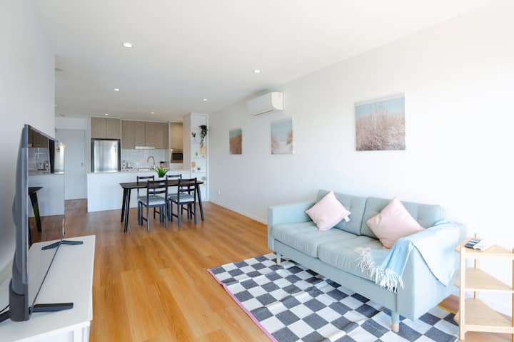 Top Floor Braddon 1br | Parking+light Rail+gym - Canberra