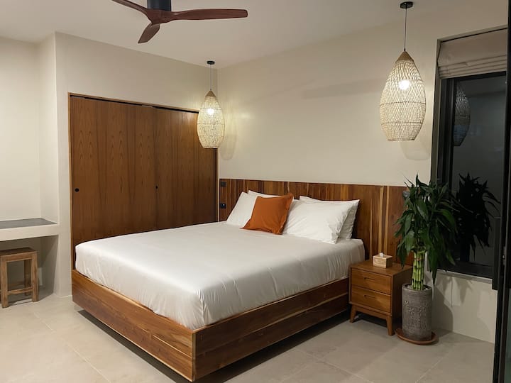 Chambre avec détails en teck naturel