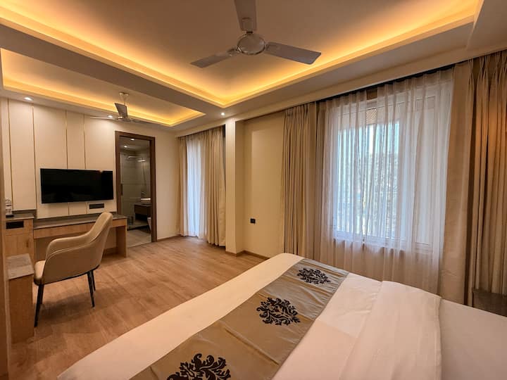 Hotel Rosewood - Premium Deluxe Room With Balcony - Haldwani