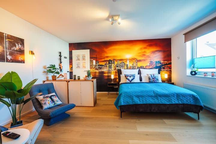 ☆ Unser offener Schlafbereich verbindet urbanen Graffiti-Style mit gemütlichem Komfort. Ein Verdunklungsrollo und bewusst gesetzte Design-Elemente schaffen eine ruhige, stylische Atmosphäre zum Abschalten und Entspannen ☆