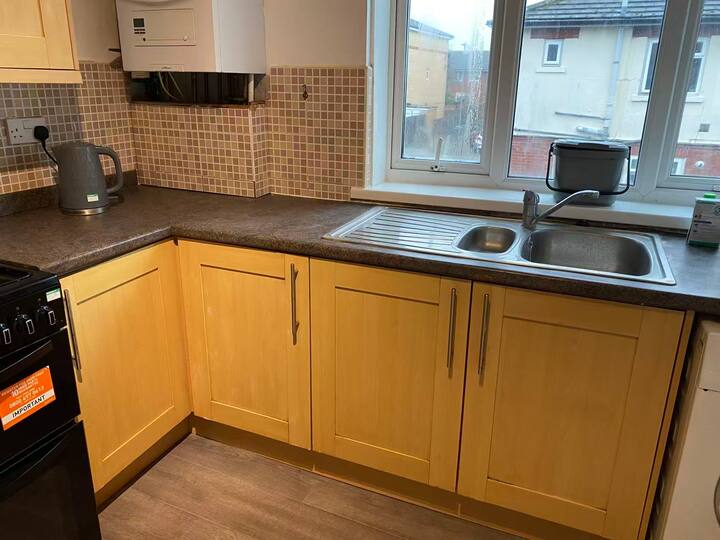 Spacious Apartment Next To Commercial Road - Southsea