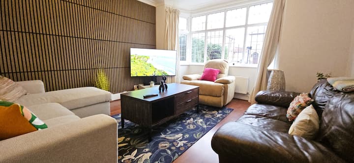 Spacious Home Near Wembley With Parking & Garden - Watford