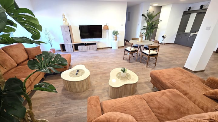 3br Beach Gem | Central Apartment | 1gb Wi-fi - Larnaca
