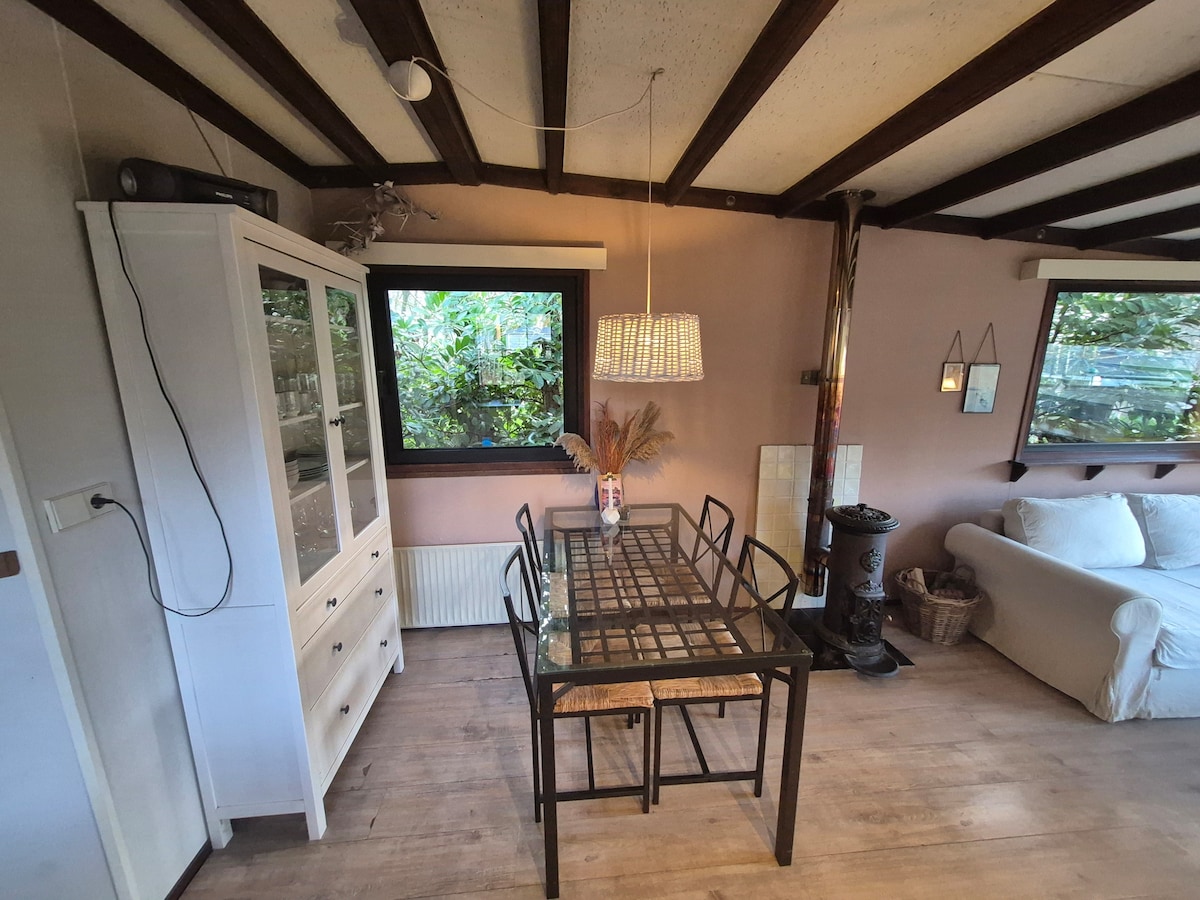Popular Airbnb listing: Cozy chalet for two on the edge of the forest in Hoenderloo in Hoenderloo En Omgeving