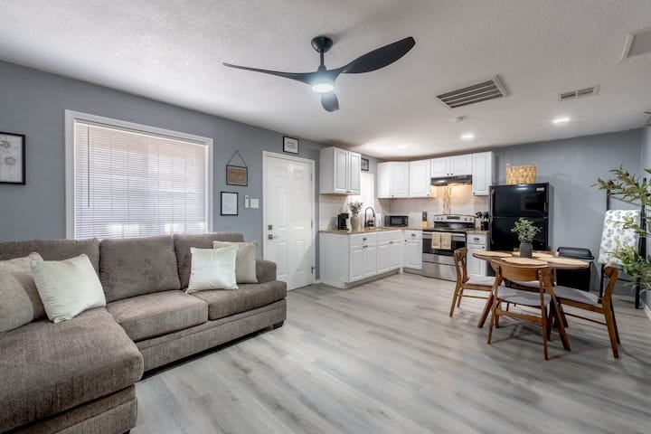1br 1ba Chic Home   King Bed   Smart Tvs - El Paso