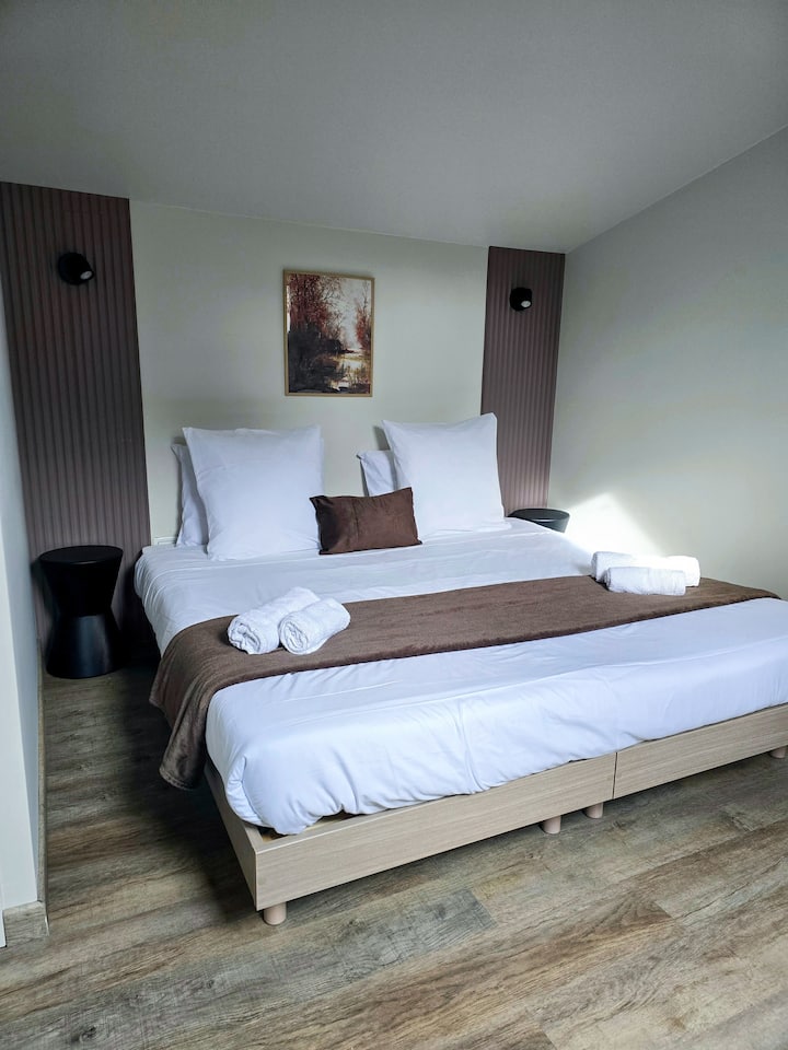 K dispozícii je požičovňa posteľnej bielizne a osušiek. Upozorňujeme, že posteľná bielizeň a osušky nie sú zahrnuté v cene.