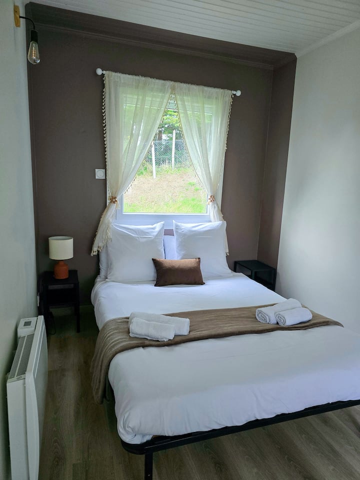 K dispozícii je požičovňa posteľnej bielizne a osušiek. Upozorňujeme, že posteľná bielizeň a osušky nie sú zahrnuté v cene.