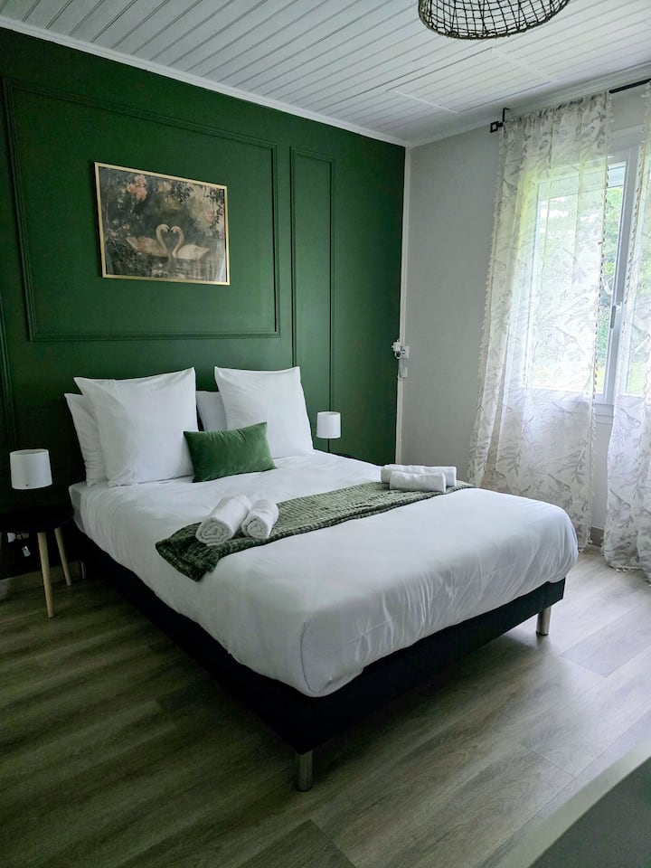 K dispozícii je požičovňa posteľnej bielizne a osušiek. Upozorňujeme, že posteľná bielizeň a osušky nie sú zahrnuté v cene.