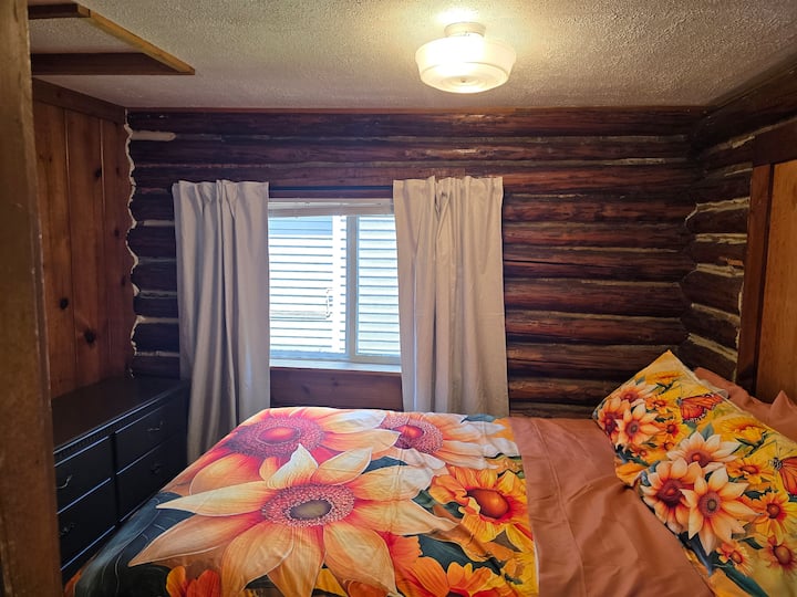 Three Bedroom Waterfront Cabin - Houghton Lake, MI