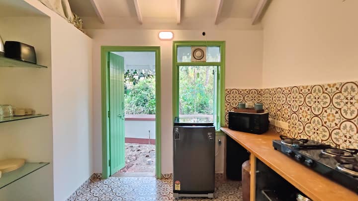 Full kitchen image 2