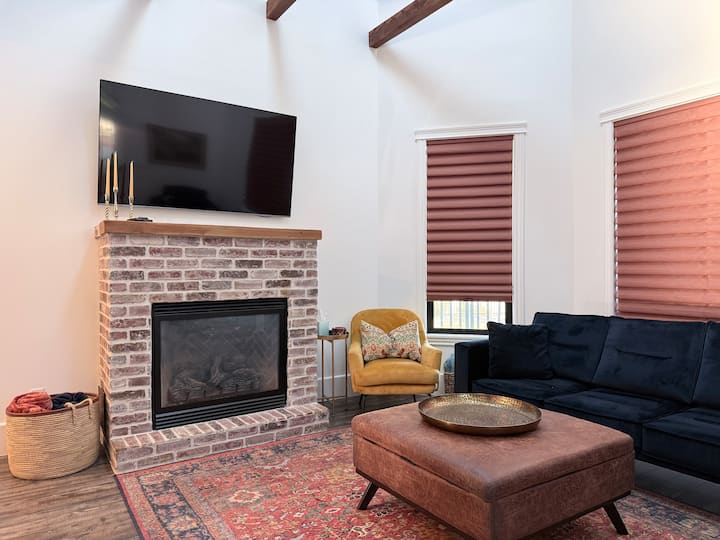 Romantic Victorian Retreat
Walkable, Luxe Stay - Vernal, UT