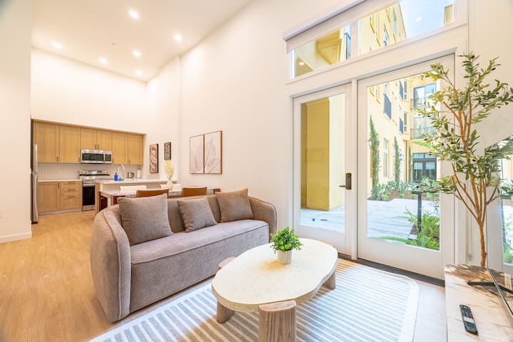 Modern King 1b1b｜pool & Spa｜smart 4k Tvs - La Verne, CA