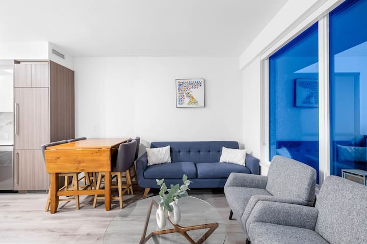 Modern 2br Corner Condo - Surrey, BC