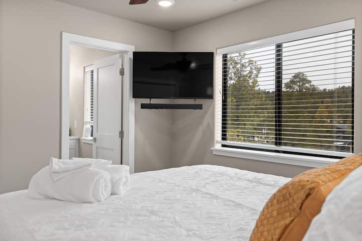 เพลิดเพลินกับทีวีจอแบนแบบติดผนังและเฟอร์นิเจอร์ทันสมัยเหมาะสำหรับค่ำคืนที่อบอุ่น