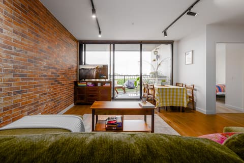 Top Airbnb: Loft Style Brunswick Retreat | 2BR+ Balcony+ Cafés in Brunswick