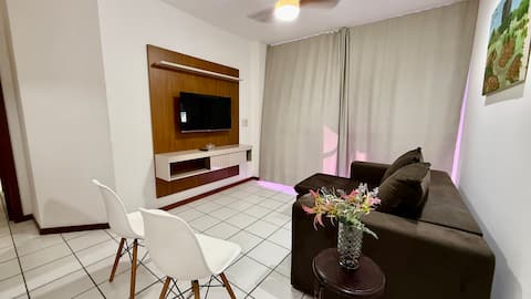 Airbnb em destaque: Apt 2 bdrm, 2 bath, sensational club + pool, beach, 2 TVs em Vitória