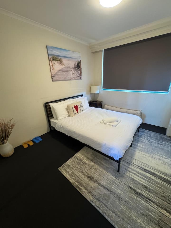 Пространа спална соба со вградени гардероби и сопствена тоалетна