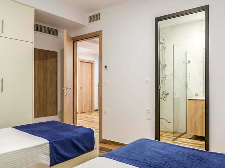 Lower Level - Bedroom 3 with two single beds and ensuite bathroom