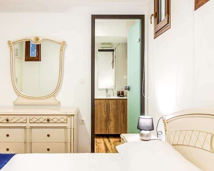 Lower Level - Bedroom 4 with queen bed and ensuite bathroom