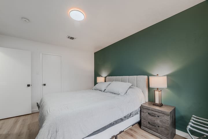 Segundo dormitorio espacioso - Comodidad de cama tamaño queen