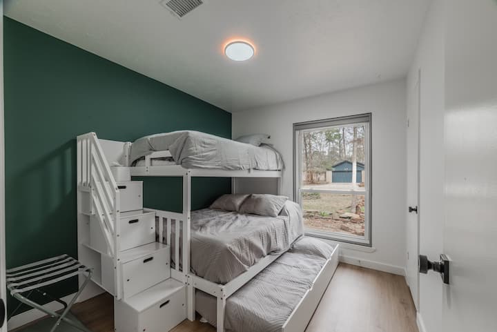 Hermoso cuarto dormitorio: 3 camas (1 completa y 2 individuales) perfecto para niños