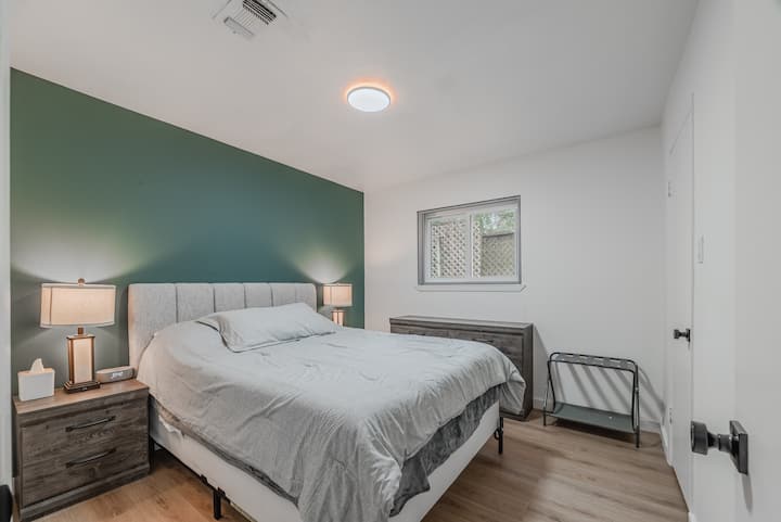 Tercer dormitorio: cómoda cama tamaño queen