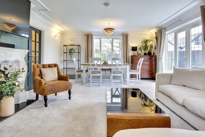 Victorian Gatehouse | Sleeps 11 | Garden & Parking - Hampshire