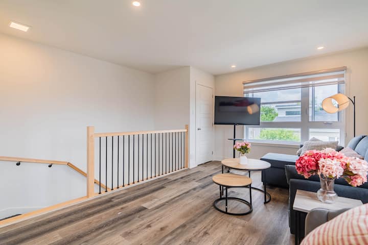 Modern Retreat With 2 Free Parking Spots - ブロサード