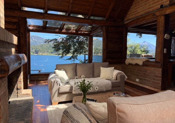 Lakefront Modern Log Cabin - San Carlos de Bariloche