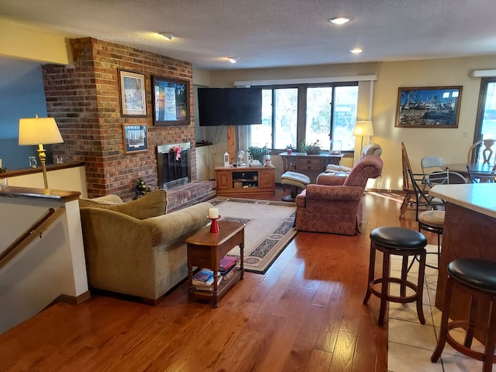 Open Floor Plan - For Large Groups - Sleeps 20+ - Blaine, MN