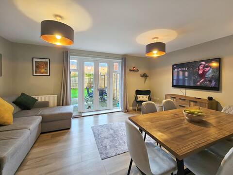 Top performing Airbnb: Cobblestone Townhouse by FortunaPropertyPortfolio in Cheltenham