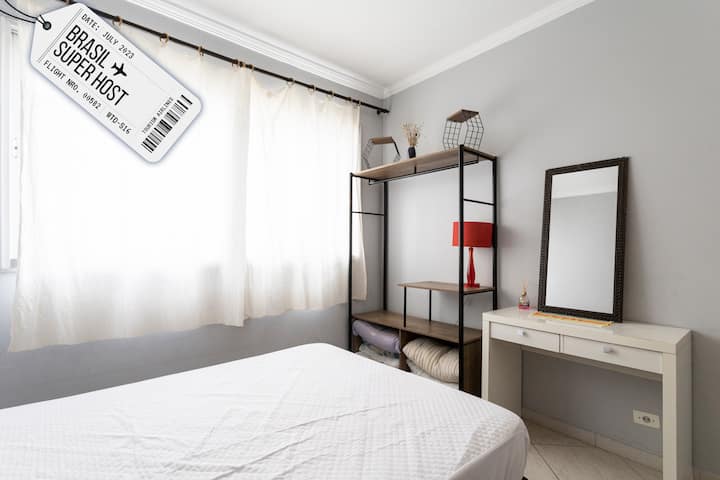 Quarto 2 composto de cabideiro e área para malas