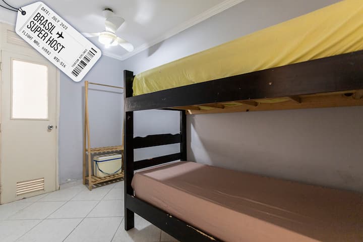 Quarto disposto com área para mala e cabides