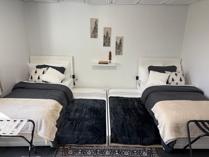 Sovrum 4 har 4 enkelsängar i XL-storlek. XL-storleken gör dessa sängar bekväma för vuxna och barn. 