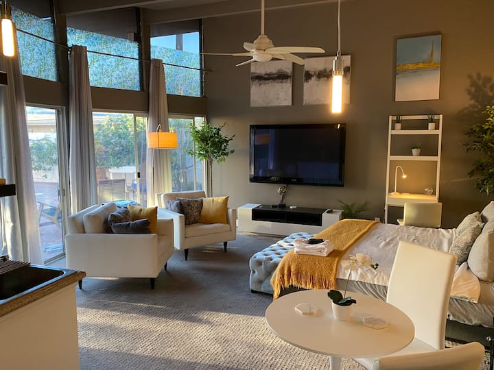 Modern Poolside Luxury Retreat | Central West La - Los Angeles, CA
