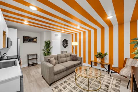 Top Airbnb: The Citrus Grove Suite, Dallas, 1 bedroom, 1 bathroom! in Peak's Suburban Addition