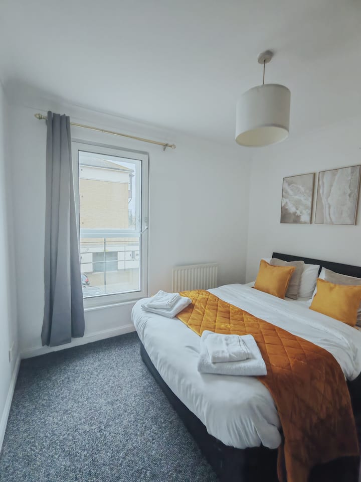 Suitable For Emergency Accommodation! | Parking - East Ham - London