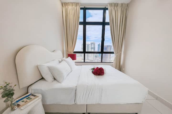 Recámara 2: cama queen con la ciudad justo afuera de la ventana.