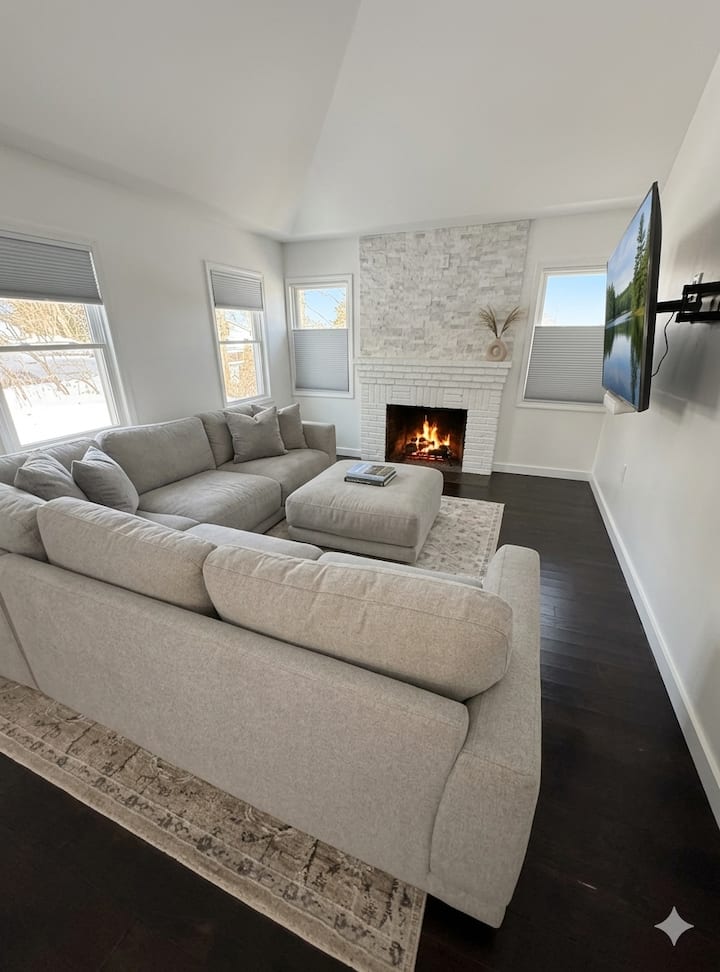Spacious 3br Getaway With Yard & Parking - Lake Cochituate, MA