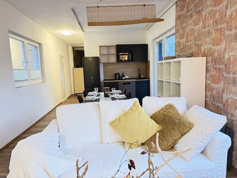 Beliebte Airbnb-Anzeige: House Regatta on the lake with wallbox, parking & garden in Duisburg
