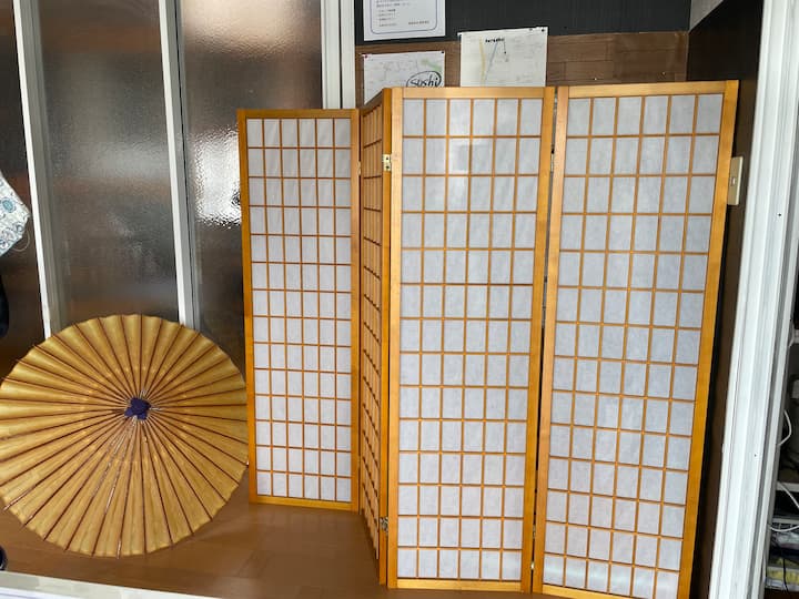 【1棟貸切】大型スーパー1分！倉庫リノベの秘密基地／最大9名・無料p付／高山ローカルを遊び尽くす - 高山市