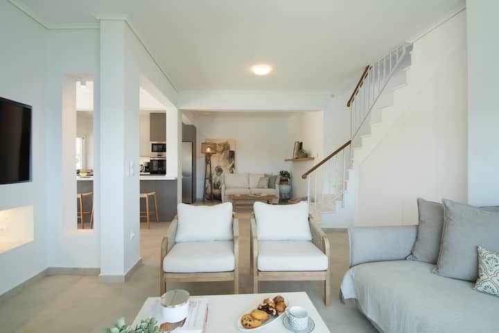 Villa Consta, Tennis, Saltwater Pool & Sea Views - ミロス島