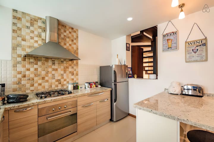 Full kitchen image 1